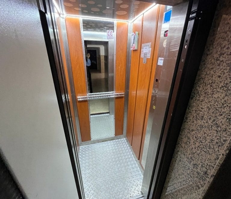 <p>For sale. Apartment in the very center of Alanya. 500 meters from the sea. Shops, restaurants, and a bazaar are nearby. Quiet street. The Alanyum shopping center is nearby.</p>

<p>The apartment is fully furnished and ready for occupancy &ndash; all appliances and furniture included. It is spacious, has a modern renovation, and has enclosed balconies.</p>

<p>2+1<br />
100 m&sup2;<br />
1st floor,</p>

<p>Furnished<br />
2 balconies<br />
Building built 20 years ago<br />
Swimming pool, elevator, concierge<br />
Residence permit available<br />
East-south orientation<br />
&euro;145,000<br />
Monthly rent: 1,750 Turkish Lira</p>
