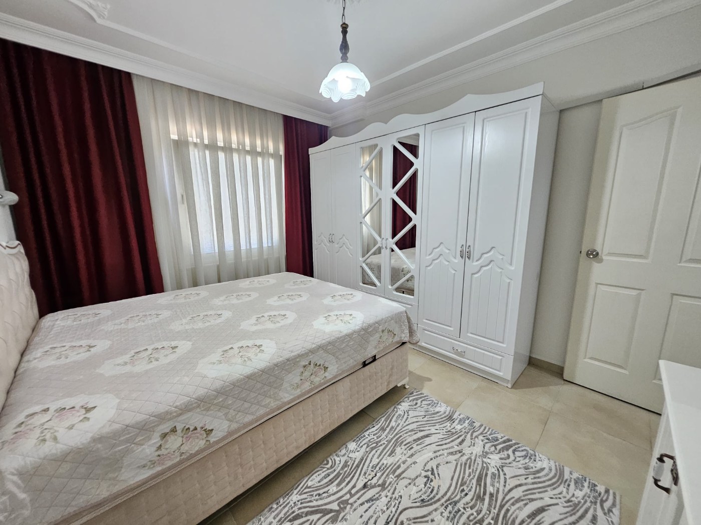 <p>For sale. Apartment in the very center of Alanya. 500 meters from the sea. Shops, restaurants, and a bazaar are nearby. Quiet street. The Alanyum shopping center is nearby.</p>

<p>The apartment is fully furnished and ready for occupancy &ndash; all appliances and furniture included. It is spacious, has a modern renovation, and has enclosed balconies.</p>

<p>2+1<br />
100 m&sup2;<br />
1st floor,</p>

<p>Furnished<br />
2 balconies<br />
Building built 20 years ago<br />
Swimming pool, elevator, concierge<br />
Residence permit available<br />
East-south orientation<br />
&euro;145,000<br />
Monthly rent: 1,750 Turkish Lira</p>
