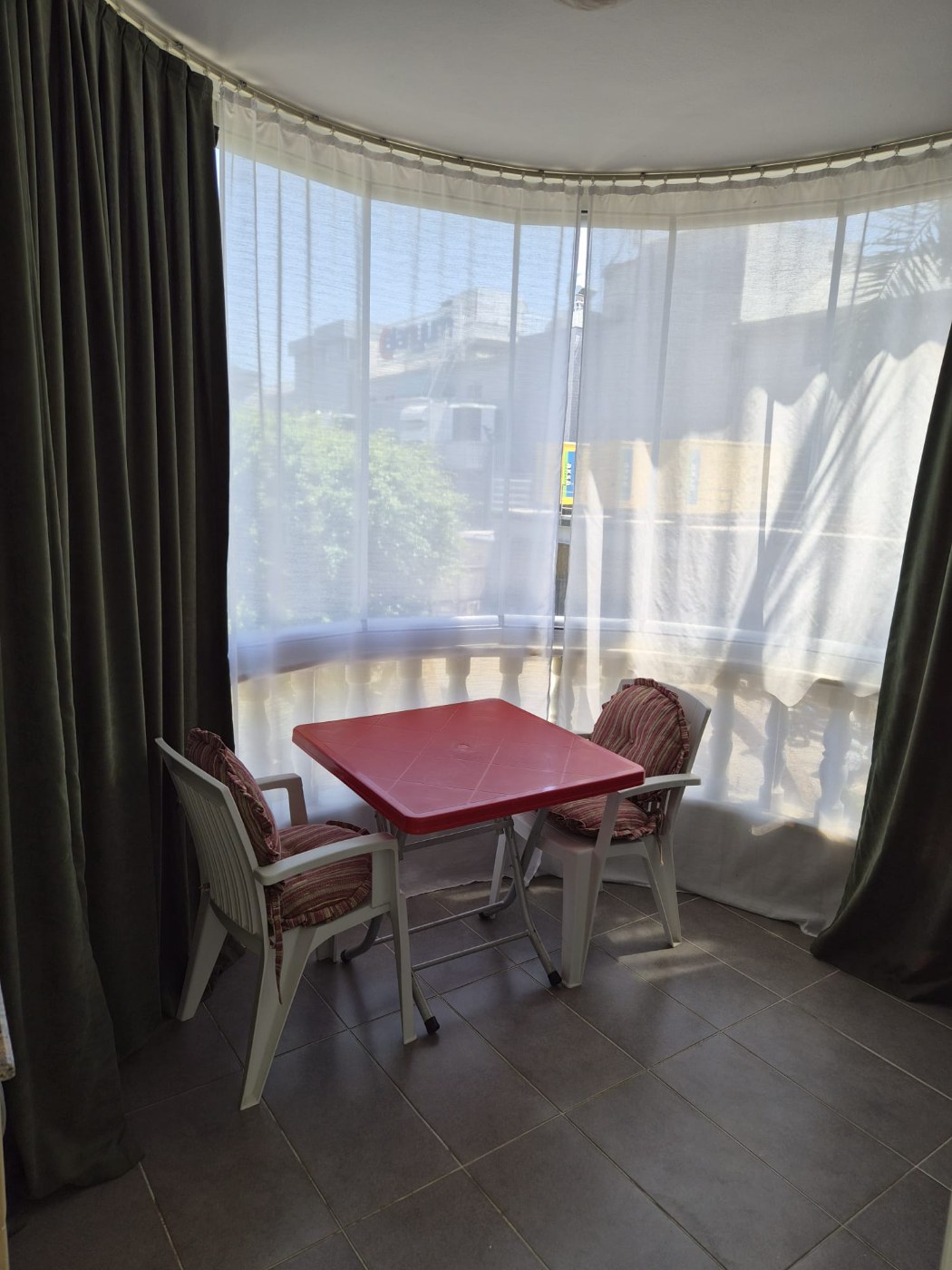<p>For sale. Apartment in the very center of Alanya. 500 meters from the sea. Shops, restaurants, and a bazaar are nearby. Quiet street. The Alanyum shopping center is nearby.</p>

<p>The apartment is fully furnished and ready for occupancy &ndash; all appliances and furniture included. It is spacious, has a modern renovation, and has enclosed balconies.</p>

<p>2+1<br />
100 m&sup2;<br />
1st floor,</p>

<p>Furnished<br />
2 balconies<br />
Building built 20 years ago<br />
Swimming pool, elevator, concierge<br />
Residence permit available<br />
East-south orientation<br />
&euro;145,000<br />
Monthly rent: 1,750 Turkish Lira</p>
