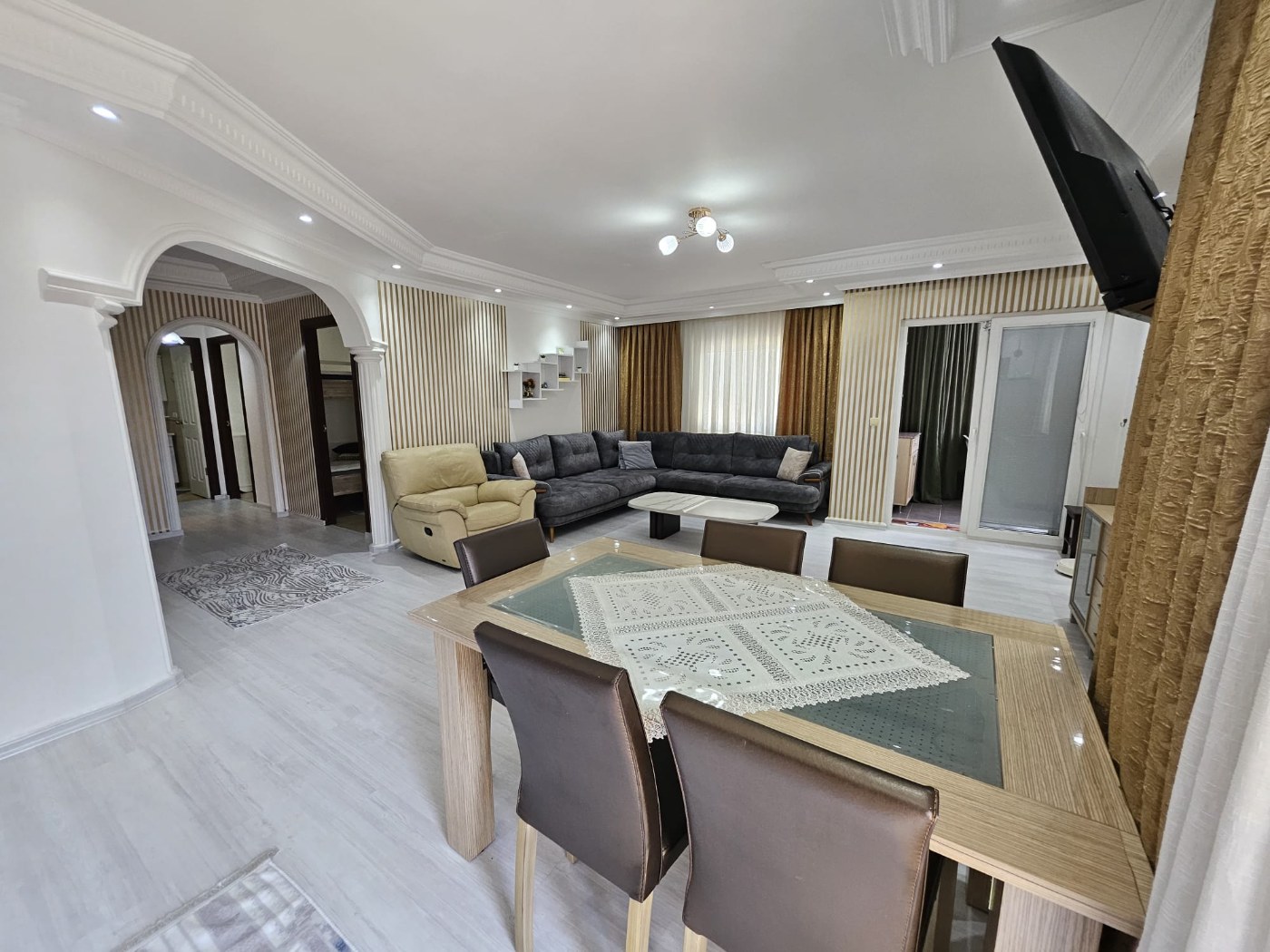 <p>For sale. Apartment in the very center of Alanya. 500 meters from the sea. Shops, restaurants, and a bazaar are nearby. Quiet street. The Alanyum shopping center is nearby.</p>

<p>The apartment is fully furnished and ready for occupancy &ndash; all appliances and furniture included. It is spacious, has a modern renovation, and has enclosed balconies.</p>

<p>2+1<br />
100 m&sup2;<br />
1st floor,</p>

<p>Furnished<br />
2 balconies<br />
Building built 20 years ago<br />
Swimming pool, elevator, concierge<br />
Residence permit available<br />
East-south orientation<br />
&euro;145,000<br />
Monthly rent: 1,750 Turkish Lira</p>
