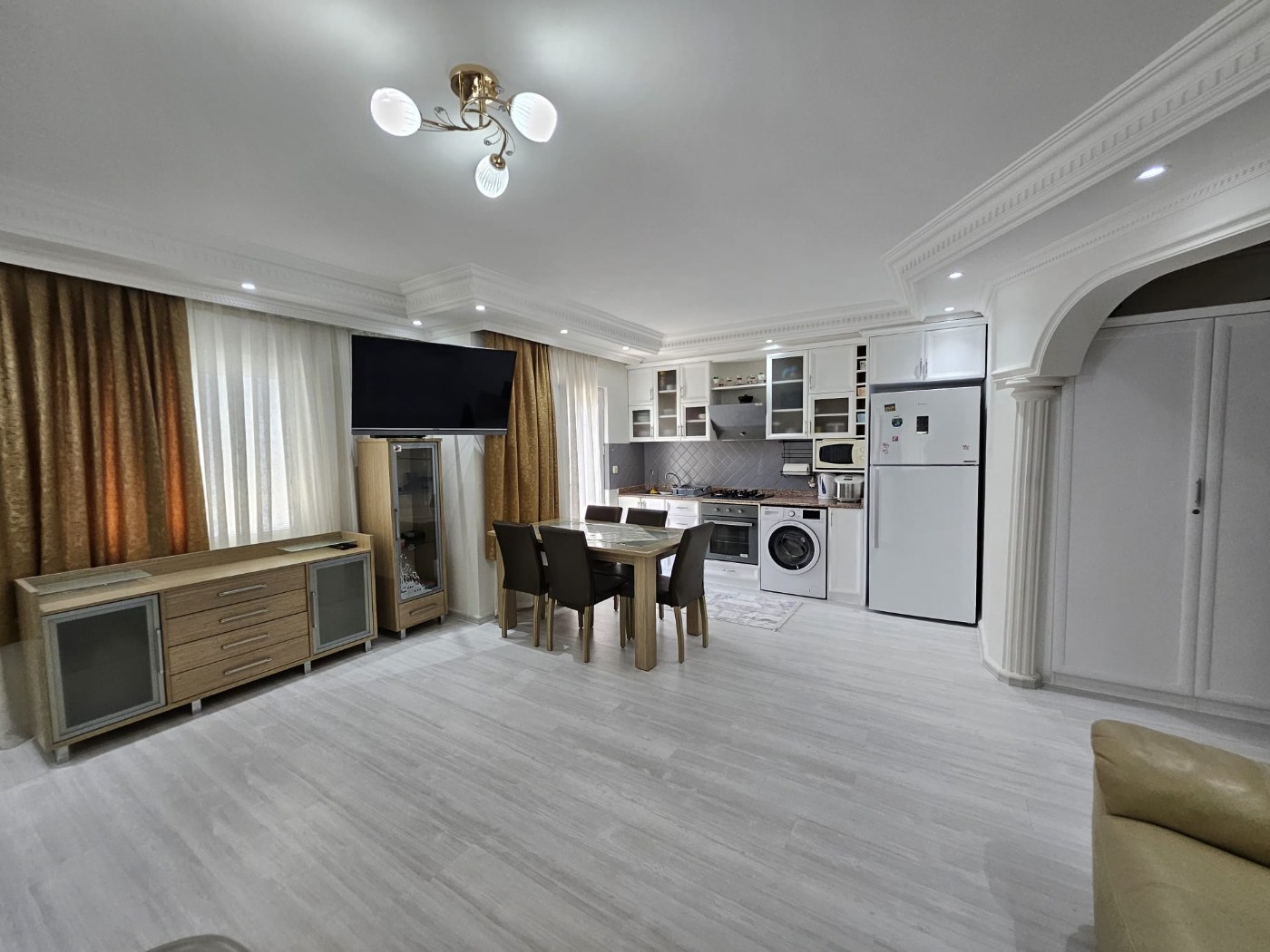 <p>For sale. Apartment in the very center of Alanya. 500 meters from the sea. Shops, restaurants, and a bazaar are nearby. Quiet street. The Alanyum shopping center is nearby.</p>

<p>The apartment is fully furnished and ready for occupancy &ndash; all appliances and furniture included. It is spacious, has a modern renovation, and has enclosed balconies.</p>

<p>2+1<br />
100 m&sup2;<br />
1st floor,</p>

<p>Furnished<br />
2 balconies<br />
Building built 20 years ago<br />
Swimming pool, elevator, concierge<br />
Residence permit available<br />
East-south orientation<br />
&euro;145,000<br />
Monthly rent: 1,750 Turkish Lira</p>
