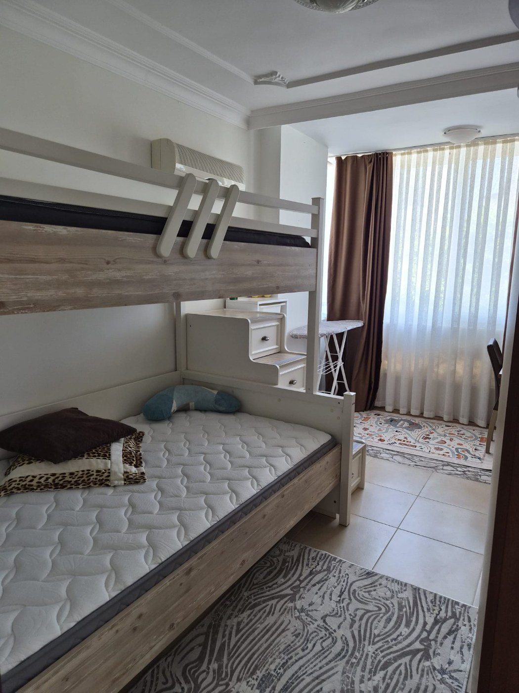 <p>For sale. Apartment in the very center of Alanya. 500 meters from the sea. Shops, restaurants, and a bazaar are nearby. Quiet street. The Alanyum shopping center is nearby.</p>

<p>The apartment is fully furnished and ready for occupancy &ndash; all appliances and furniture included. It is spacious, has a modern renovation, and has enclosed balconies.</p>

<p>2+1<br />
100 m&sup2;<br />
1st floor,</p>

<p>Furnished<br />
2 balconies<br />
Building built 20 years ago<br />
Swimming pool, elevator, concierge<br />
Residence permit available<br />
East-south orientation<br />
&euro;145,000<br />
Monthly rent: 1,750 Turkish Lira</p>
