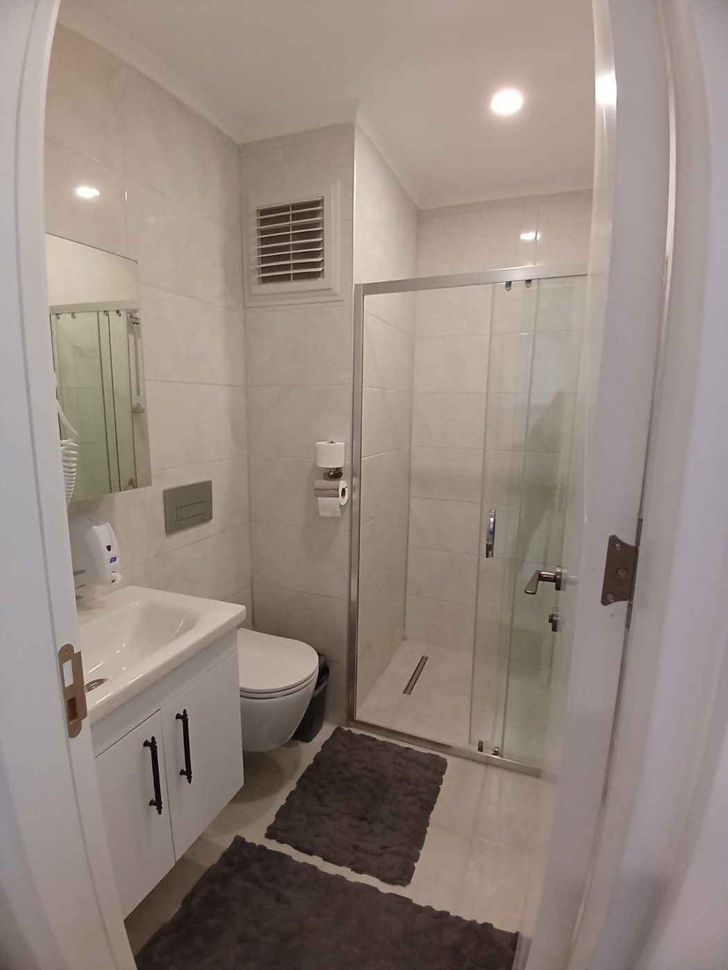 <p>For Sale: Avsallar, Alanya. Located within walking distance of the best sandy beaches.</p>

<p>A new luxury hotel-style complex. Short-term rental permit included.</p>

<p>Complex amenities:</p>

<p>- Outdoor, indoor, and children's swimming pools</p>

<p>- Water slides</p>

<p>- Play areas for children and adults</p>

<p>- BBQ area</p>

<p>- Garden and green spaces</p>

<p>- Gazebos/relaxation areas</p>

<p>- Fitness center</p>

<p>- Tennis court</p>

<p>- Sauna</p>

<p>- Turkish bath (hammam)</p>

<p>- Roman steam room</p>

<p>- 24/7 security</p>

<p>- Parking</p>

<p>1- and 2-bedroom apartments available on various floors. Views include mountains, nature, and the sea.</p>

<p>Apartment prices vary based on the floor and the view.</p>

<p>1+1, 1st floor: &euro;81,500 (+ &euro;10,000 for furniture and appliances)</p>

<p>1+1, 2nd floor: &euro;85,000</p>

<p>1+1, 2nd floor: &euro;84,500</p>

<p>1+1, 2nd floor: &euro;86,000</p>

<p>1+1, 3rd floor: &euro;82,500</p>

<p>1+1, 3rd floor: &euro;87,000</p>

<p>1+1, 4th floor: &euro;84,500</p>

<p>2+1, 4th floor: &euro;122,500 (+ &euro;12,500 for furniture and appliances)</p>

<p>1+1, 5th floor: &euro;88,000</p>

<p>1+1, 5th floor: &euro;90,000</p>

<p>1+1, 5th floor: &euro;92,000</p>

<p>2+1, 8th floor: &euro;146,000</p>

<p>1+1, 9th floor: &euro;98,500</p>

<p>2+1: &euro;153,000</p>

