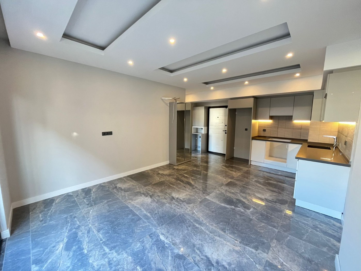 <p>A new complex located just a 5-minute walk from the famous Cleopatra Beach. The complex consists of two residential blocks. Only two apartments remain for sale, currently offered at prices below the developer's rates.</p>

<p>💠 2+1 layout, 75 m&sup2; &mdash; &euro;125,000<br />
💠 1+1 layout, 60 m&sup2; &mdash; &euro;110,000<br />
💠 650 m to the sea<br />
💠 2nd floor; mountain and pool views<br />
💠 Occupancy permit obtained<br />
💠 Saray district; brand-new building<br />
💠 Swimming pool, fitness center, sauna, BBQ area, Jacuzzi, parking, underground passageway</p>
