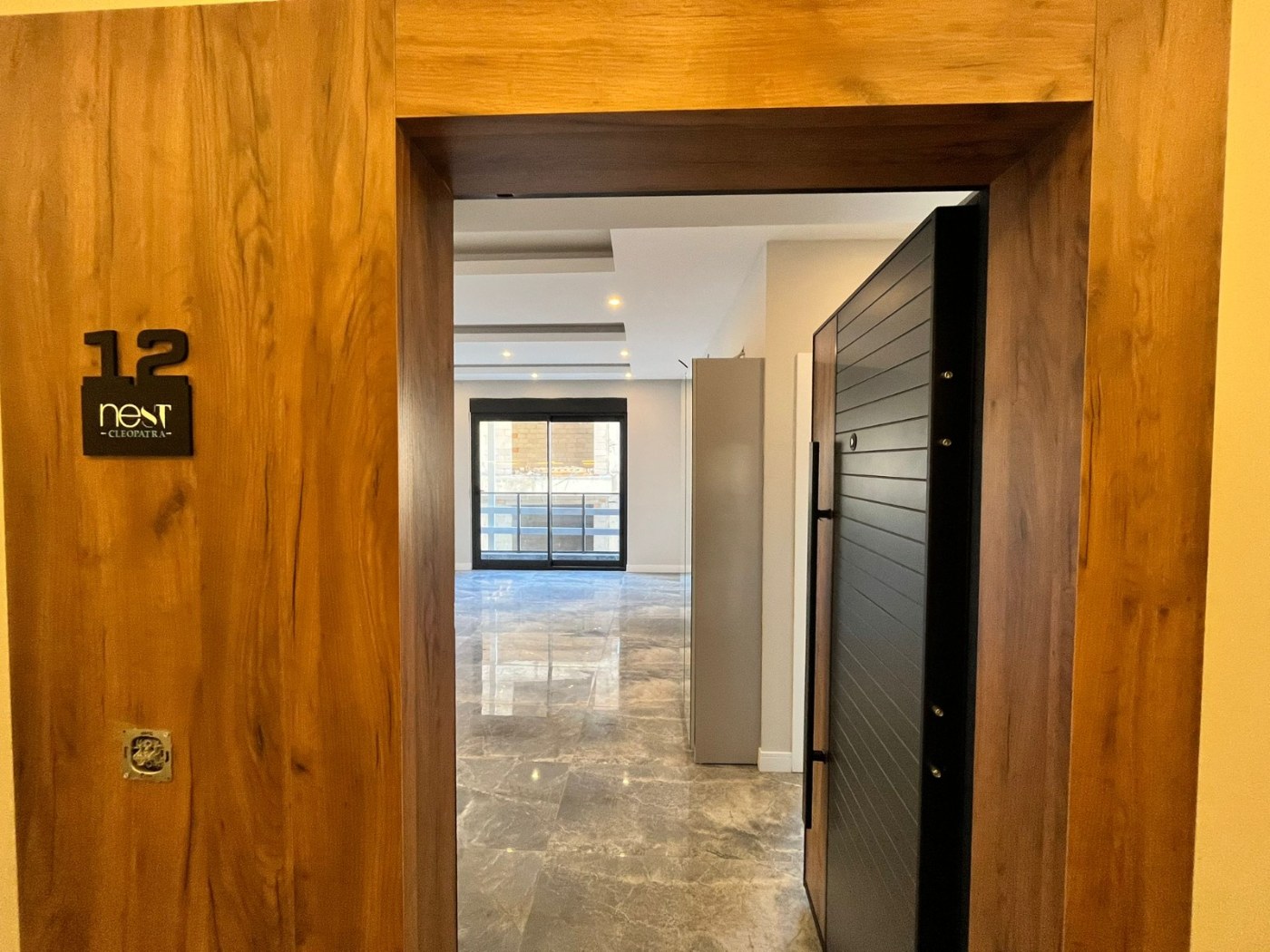 <p>A new complex located just a 5-minute walk from the famous Cleopatra Beach. The complex consists of two residential blocks. Only two apartments remain for sale, currently offered at prices below the developer's rates.</p>

<p>💠 2+1 layout, 75 m&sup2; &mdash; &euro;125,000<br />
💠 1+1 layout, 60 m&sup2; &mdash; &euro;110,000<br />
💠 650 m to the sea<br />
💠 2nd floor; mountain and pool views<br />
💠 Occupancy permit obtained<br />
💠 Saray district; brand-new building<br />
💠 Swimming pool, fitness center, sauna, BBQ area, Jacuzzi, parking, underground passageway</p>
