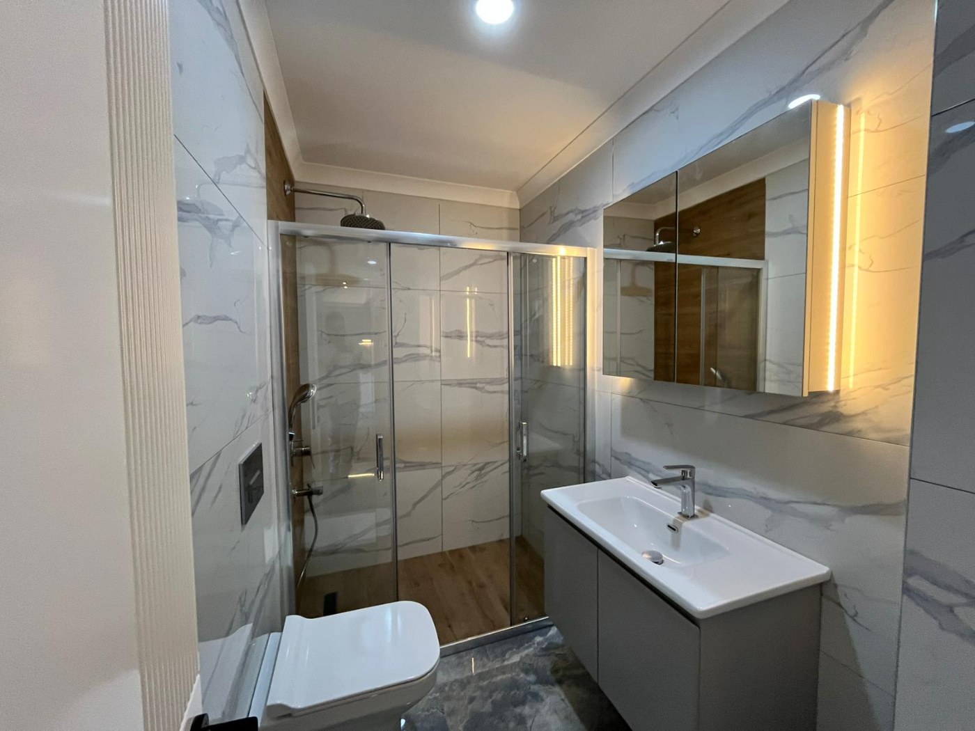 <p>A new complex located just a 5-minute walk from the famous Cleopatra Beach. The complex consists of two residential blocks. Only two apartments remain for sale, currently offered at prices below the developer's rates.</p>

<p>💠 2+1 layout, 75 m&sup2; &mdash; &euro;125,000<br />
💠 1+1 layout, 60 m&sup2; &mdash; &euro;110,000<br />
💠 650 m to the sea<br />
💠 2nd floor; mountain and pool views<br />
💠 Occupancy permit obtained<br />
💠 Saray district; brand-new building<br />
💠 Swimming pool, fitness center, sauna, BBQ area, Jacuzzi, parking, underground passageway</p>

