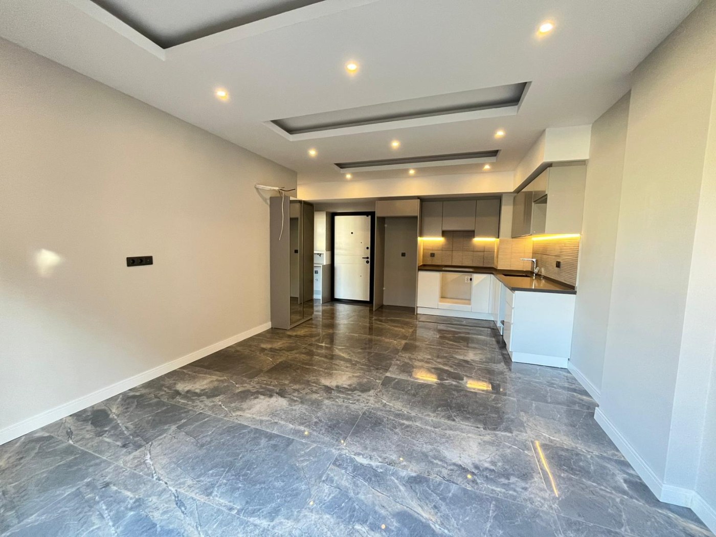 <p>A new complex located just a 5-minute walk from the famous Cleopatra Beach. The complex consists of two residential blocks. Only two apartments remain for sale, currently offered at prices below the developer's rates.</p>

<p>💠 2+1 layout, 75 m&sup2; &mdash; &euro;125,000<br />
💠 1+1 layout, 60 m&sup2; &mdash; &euro;110,000<br />
💠 650 m to the sea<br />
💠 2nd floor; mountain and pool views<br />
💠 Occupancy permit obtained<br />
💠 Saray district; brand-new building<br />
💠 Swimming pool, fitness center, sauna, BBQ area, Jacuzzi, parking, underground passageway</p>
