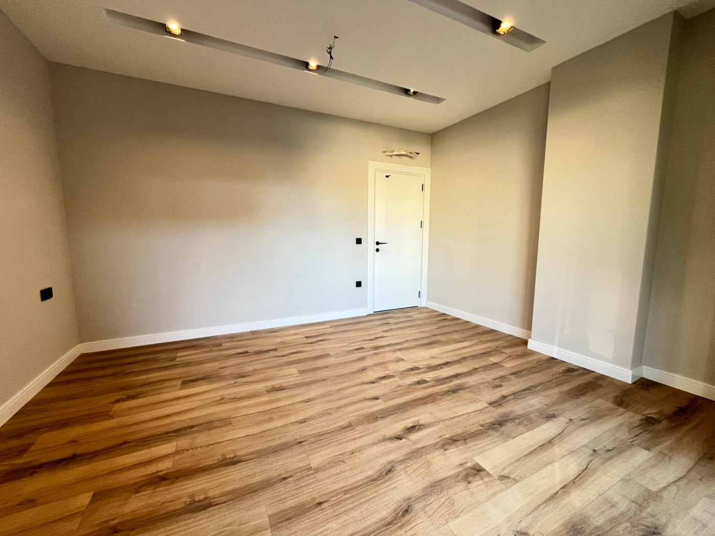 <p>A new complex located just a 5-minute walk from the famous Cleopatra Beach. The complex consists of two residential blocks. Only two apartments remain for sale, currently offered at prices below the developer's rates.</p>

<p>💠 2+1 layout, 75 m&sup2; &mdash; &euro;125,000<br />
💠 1+1 layout, 60 m&sup2; &mdash; &euro;110,000<br />
💠 650 m to the sea<br />
💠 2nd floor; mountain and pool views<br />
💠 Occupancy permit obtained<br />
💠 Saray district; brand-new building<br />
💠 Swimming pool, fitness center, sauna, BBQ area, Jacuzzi, parking, underground passageway</p>
