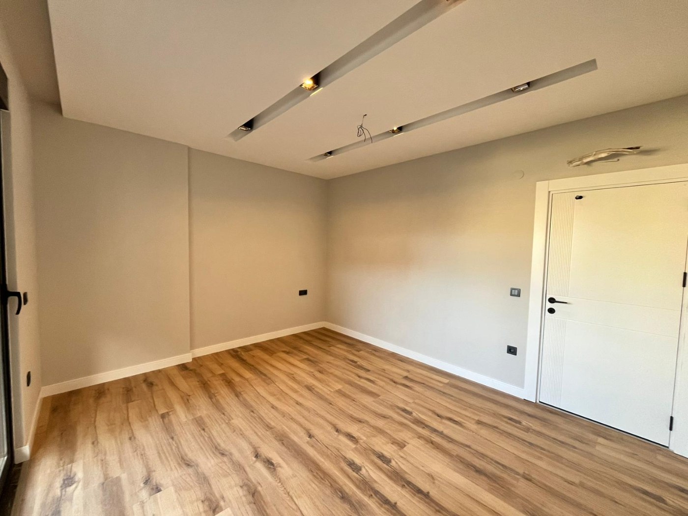 <p>A new complex located just a 5-minute walk from the famous Cleopatra Beach. The complex consists of two residential blocks. Only two apartments remain for sale, currently offered at prices below the developer's rates.</p>

<p>💠 2+1 layout, 75 m&sup2; &mdash; &euro;125,000<br />
💠 1+1 layout, 60 m&sup2; &mdash; &euro;110,000<br />
💠 650 m to the sea<br />
💠 2nd floor; mountain and pool views<br />
💠 Occupancy permit obtained<br />
💠 Saray district; brand-new building<br />
💠 Swimming pool, fitness center, sauna, BBQ area, Jacuzzi, parking, underground passageway</p>
