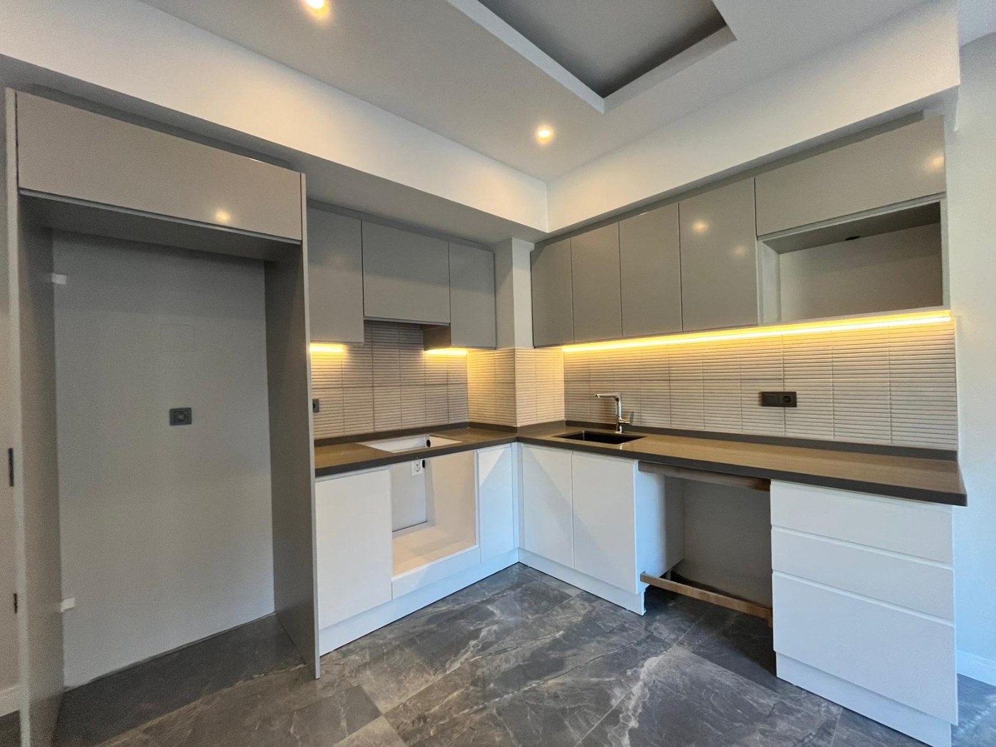 <p>A new complex located just a 5-minute walk from the famous Cleopatra Beach. The complex consists of two residential blocks. Only two apartments remain for sale, currently offered at prices below the developer's rates.</p>

<p>💠 2+1 layout, 75 m&sup2; &mdash; &euro;125,000<br />
💠 1+1 layout, 60 m&sup2; &mdash; &euro;110,000<br />
💠 650 m to the sea<br />
💠 2nd floor; mountain and pool views<br />
💠 Occupancy permit obtained<br />
💠 Saray district; brand-new building<br />
💠 Swimming pool, fitness center, sauna, BBQ area, Jacuzzi, parking, underground passageway</p>
