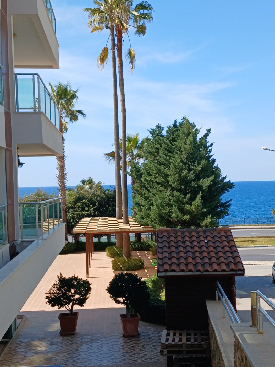 Spacious 3-bedroom apartment with a direct sea view, first line to the sea.