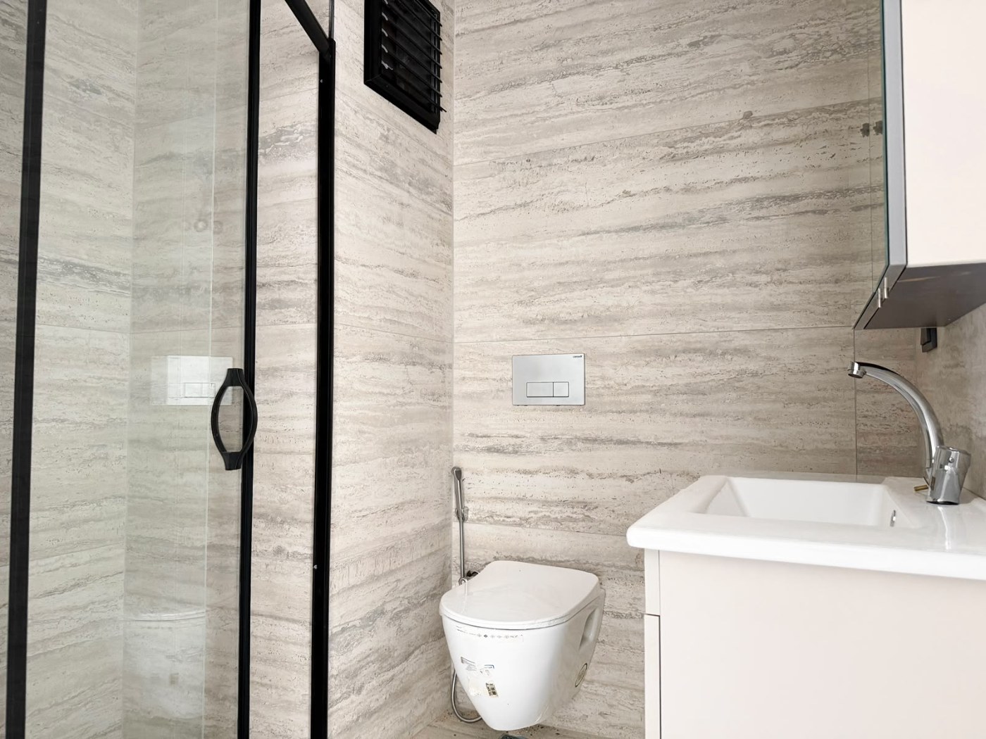 <p><font dir="auto" style="vertical-align:inherit"><font dir="auto" style="vertical-align:inherit">Продается: Уютный новый комплекс в Карджичаке. Главная особенность этого проекта &ndash; панорамный вид на море и весь город. К услугам жильцов: </font></font><br />
<font dir="auto" style="vertical-align:inherit"><font dir="auto" style="vertical-align:inherit">открытый бассейн, </font></font><br />
<font dir="auto" style="vertical-align:inherit"><font dir="auto" style="vertical-align:inherit">фитнес-центр, </font></font><br />
<font dir="auto" style="vertical-align:inherit"><font dir="auto" style="vertical-align:inherit">турецкая баня (хаммам), </font></font><br />
<font dir="auto" style="vertical-align:inherit"><font dir="auto" style="vertical-align:inherit">сауна </font></font><br />
<font dir="auto" style="vertical-align:inherit"><font dir="auto" style="vertical-align:inherit">, зоны отдыха и барбекю, </font></font><br />
<font dir="auto" style="vertical-align:inherit"><font dir="auto" style="vertical-align:inherit">круглосуточная охрана. </font></font><br />
<font dir="auto" style="vertical-align:inherit"><font dir="auto" style="vertical-align:inherit">Расстояние до моря: 2000 м. </font></font><br />
<font dir="auto" style="vertical-align:inherit"><font dir="auto" style="vertical-align:inherit">1+1, 52 м&sup2;, &euro;188 000; </font></font><br />
<font dir="auto" style="vertical-align:inherit"><font dir="auto" style="vertical-align:inherit">2+1, 110 м&sup2;, двухуровневая квартира с садом, &euro;295 000. </font></font><br />
<font dir="auto" style="vertical-align:inherit"><font dir="auto" style="vertical-align:inherit">Более просторные квартиры доступны по запросу.</font></font></p>
