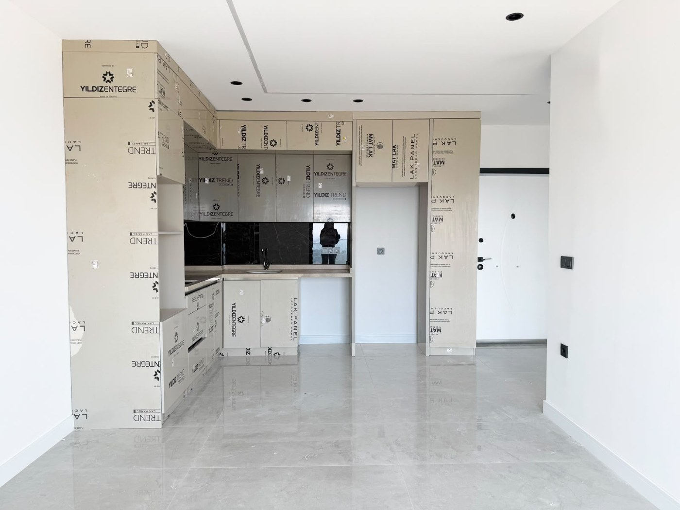 <p><font dir="auto" style="vertical-align:inherit"><font dir="auto" style="vertical-align:inherit">Продается: Уютный новый комплекс в Карджичаке. Главная особенность этого проекта &ndash; панорамный вид на море и весь город. К услугам жильцов: </font></font><br />
<font dir="auto" style="vertical-align:inherit"><font dir="auto" style="vertical-align:inherit">открытый бассейн, </font></font><br />
<font dir="auto" style="vertical-align:inherit"><font dir="auto" style="vertical-align:inherit">фитнес-центр, </font></font><br />
<font dir="auto" style="vertical-align:inherit"><font dir="auto" style="vertical-align:inherit">турецкая баня (хаммам), </font></font><br />
<font dir="auto" style="vertical-align:inherit"><font dir="auto" style="vertical-align:inherit">сауна </font></font><br />
<font dir="auto" style="vertical-align:inherit"><font dir="auto" style="vertical-align:inherit">, зоны отдыха и барбекю, </font></font><br />
<font dir="auto" style="vertical-align:inherit"><font dir="auto" style="vertical-align:inherit">круглосуточная охрана. </font></font><br />
<font dir="auto" style="vertical-align:inherit"><font dir="auto" style="vertical-align:inherit">Расстояние до моря: 2000 м. </font></font><br />
<font dir="auto" style="vertical-align:inherit"><font dir="auto" style="vertical-align:inherit">1+1, 52 м&sup2;, &euro;188 000; </font></font><br />
<font dir="auto" style="vertical-align:inherit"><font dir="auto" style="vertical-align:inherit">2+1, 110 м&sup2;, двухуровневая квартира с садом, &euro;295 000. </font></font><br />
<font dir="auto" style="vertical-align:inherit"><font dir="auto" style="vertical-align:inherit">Более просторные квартиры доступны по запросу.</font></font></p>
