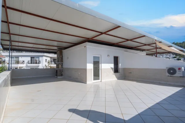 <p>Two magnificent new, fully equipped villas in Karkicak, Alanya. The villas are semi-detached and have a shared swimming pool. Each villa has 3 bedrooms and 1 living room. 380 m2 each villa. The total land area for the two villas is 680 m2. The balconies offer beautiful views of the entire city, mountain landscapes and the sea. You can buy 2 villas together - for one large family.</p>
