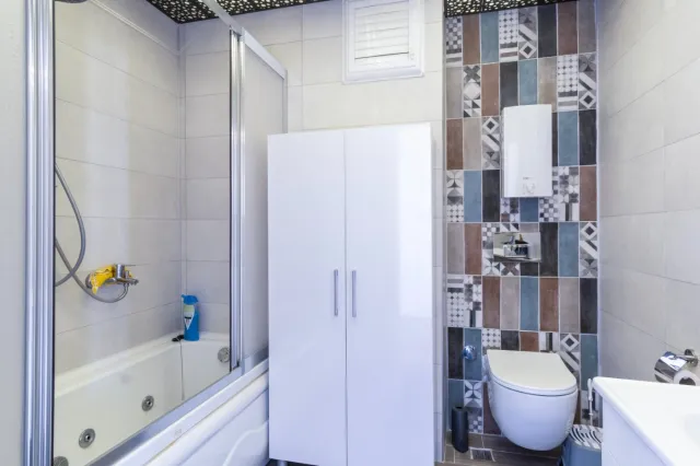 <p>Two magnificent new, fully equipped villas in Karkicak, Alanya. The villas are semi-detached and have a shared swimming pool. Each villa has 3 bedrooms and 1 living room. 380 m2 each villa. The total land area for the two villas is 680 m2. The balconies offer beautiful views of the entire city, mountain landscapes and the sea. You can buy 2 villas together - for one large family.</p>

