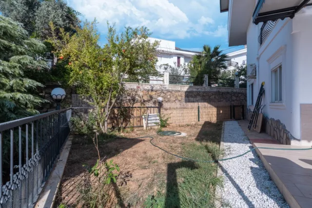 <p>Two magnificent new, fully equipped villas in Karkicak, Alanya. The villas are semi-detached and have a shared swimming pool. Each villa has 3 bedrooms and 1 living room. 380 m2 each villa. The total land area for the two villas is 680 m2. The balconies offer beautiful views of the entire city, mountain landscapes and the sea. You can buy 2 villas together - for one large family.</p>
