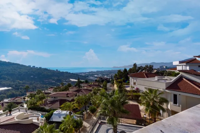 <p>Two magnificent new, fully equipped villas in Karkicak, Alanya. The villas are semi-detached and have a shared swimming pool. Each villa has 3 bedrooms and 1 living room. 380 m2 each villa. The total land area for the two villas is 680 m2. The balconies offer beautiful views of the entire city, mountain landscapes and the sea. You can buy 2 villas together - for one large family.</p>
