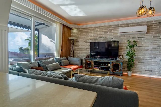 <p>Two magnificent new, fully equipped villas in Karkicak, Alanya. The villas are semi-detached and have a shared swimming pool. Each villa has 3 bedrooms and 1 living room. 380 m2 each villa. The total land area for the two villas is 680 m2. The balconies offer beautiful views of the entire city, mountain landscapes and the sea. You can buy 2 villas together - for one large family.</p>

