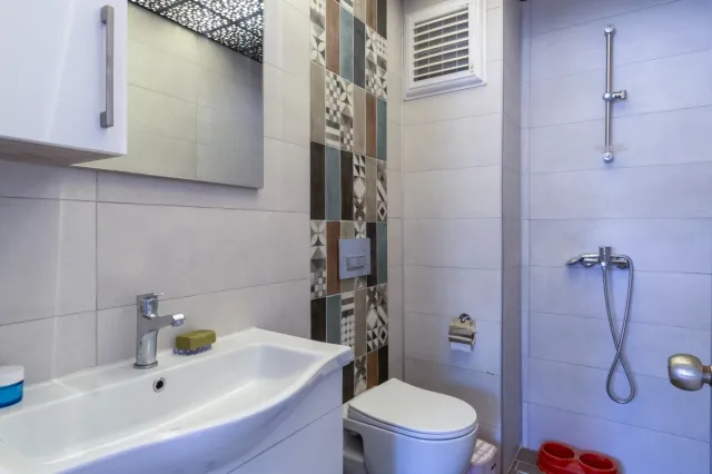 <p>Two magnificent new, fully equipped villas in Karkicak, Alanya. The villas are semi-detached and have a shared swimming pool. Each villa has 3 bedrooms and 1 living room. 380 m2 each villa. The total land area for the two villas is 680 m2. The balconies offer beautiful views of the entire city, mountain landscapes and the sea. You can buy 2 villas together - for one large family.</p>
