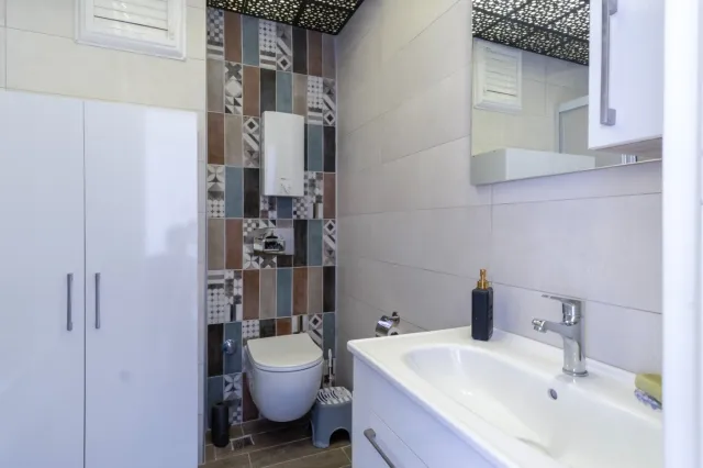 <p>Two magnificent new, fully equipped villas in Karkicak, Alanya. The villas are semi-detached and have a shared swimming pool. Each villa has 3 bedrooms and 1 living room. 380 m2 each villa. The total land area for the two villas is 680 m2. The balconies offer beautiful views of the entire city, mountain landscapes and the sea. You can buy 2 villas together - for one large family.</p>
