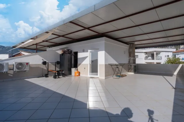 <p>Two magnificent new, fully equipped villas in Karkicak, Alanya. The villas are semi-detached and have a shared swimming pool. Each villa has 3 bedrooms and 1 living room. 380 m2 each villa. The total land area for the two villas is 680 m2. The balconies offer beautiful views of the entire city, mountain landscapes and the sea. You can buy 2 villas together - for one large family.</p>

