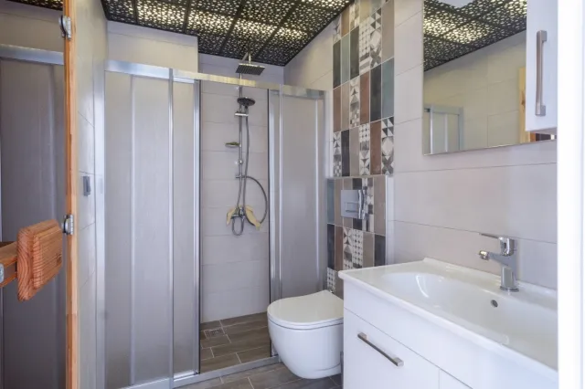 <p>Two magnificent new, fully equipped villas in Karkicak, Alanya. The villas are semi-detached and have a shared swimming pool. Each villa has 3 bedrooms and 1 living room. 380 m2 each villa. The total land area for the two villas is 680 m2. The balconies offer beautiful views of the entire city, mountain landscapes and the sea. You can buy 2 villas together - for one large family.</p>
