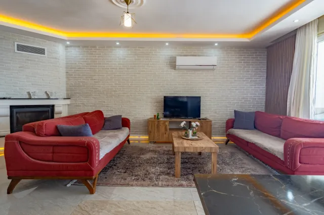 <p>Two magnificent new, fully equipped villas in Karkicak, Alanya. The villas are semi-detached and have a shared swimming pool. Each villa has 3 bedrooms and 1 living room. 380 m2 each villa. The total land area for the two villas is 680 m2. The balconies offer beautiful views of the entire city, mountain landscapes and the sea. You can buy 2 villas together - for one large family.</p>
