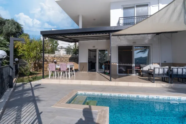 <p>Two magnificent new, fully equipped villas in Karkicak, Alanya. The villas are semi-detached and have a shared swimming pool. Each villa has 3 bedrooms and 1 living room. 380 m2 each villa. The total land area for the two villas is 680 m2. The balconies offer beautiful views of the entire city, mountain landscapes and the sea. You can buy 2 villas together - for one large family.</p>
