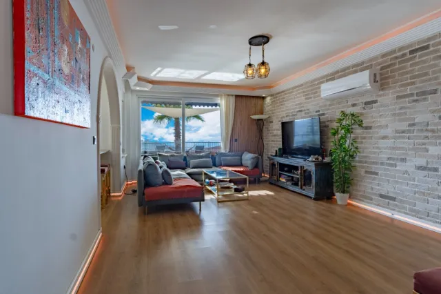 <p>Two magnificent new, fully equipped villas in Karkicak, Alanya. The villas are semi-detached and have a shared swimming pool. Each villa has 3 bedrooms and 1 living room. 380 m2 each villa. The total land area for the two villas is 680 m2. The balconies offer beautiful views of the entire city, mountain landscapes and the sea. You can buy 2 villas together - for one large family.</p>
