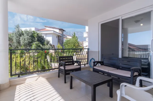 <p>Two magnificent new, fully equipped villas in Karkicak, Alanya. The villas are semi-detached and have a shared swimming pool. Each villa has 3 bedrooms and 1 living room. 380 m2 each villa. The total land area for the two villas is 680 m2. The balconies offer beautiful views of the entire city, mountain landscapes and the sea. You can buy 2 villas together - for one large family.</p>
