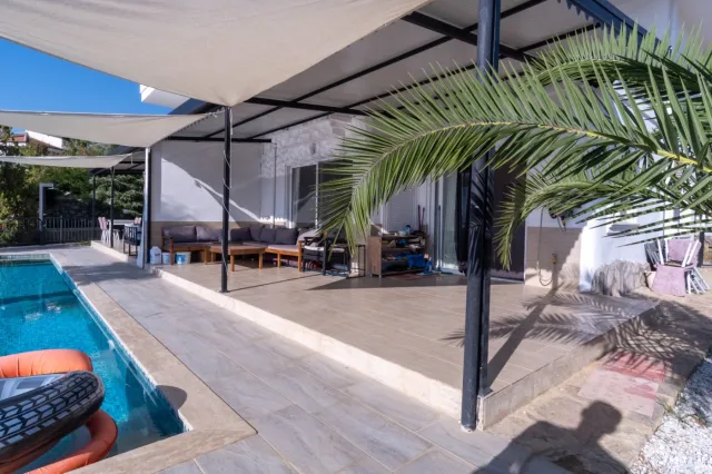 <p>Two magnificent new, fully equipped villas in Karkicak, Alanya. The villas are semi-detached and have a shared swimming pool. Each villa has 3 bedrooms and 1 living room. 380 m2 each villa. The total land area for the two villas is 680 m2. The balconies offer beautiful views of the entire city, mountain landscapes and the sea. You can buy 2 villas together - for one large family.</p>
