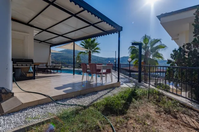 <p>Two magnificent new, fully equipped villas in Karkicak, Alanya. The villas are semi-detached and have a shared swimming pool. Each villa has 3 bedrooms and 1 living room. 380 m2 each villa. The total land area for the two villas is 680 m2. The balconies offer beautiful views of the entire city, mountain landscapes and the sea. You can buy 2 villas together - for one large family.</p>
