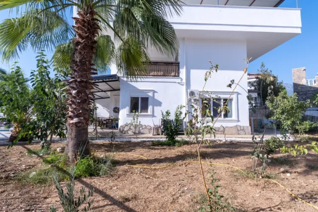 <p>Two magnificent new, fully equipped villas in Karkicak, Alanya. The villas are semi-detached and have a shared swimming pool. Each villa has 3 bedrooms and 1 living room. 380 m2 each villa. The total land area for the two villas is 680 m2. The balconies offer beautiful views of the entire city, mountain landscapes and the sea. You can buy 2 villas together - for one large family.</p>

