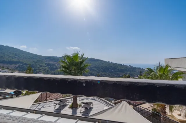 <p>Two magnificent new, fully equipped villas in Karkicak, Alanya. The villas are semi-detached and have a shared swimming pool. Each villa has 3 bedrooms and 1 living room. 380 m2 each villa. The total land area for the two villas is 680 m2. The balconies offer beautiful views of the entire city, mountain landscapes and the sea. You can buy 2 villas together - for one large family.</p>
