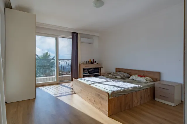 <p>Two magnificent new, fully equipped villas in Karkicak, Alanya. The villas are semi-detached and have a shared swimming pool. Each villa has 3 bedrooms and 1 living room. 380 m2 each villa. The total land area for the two villas is 680 m2. The balconies offer beautiful views of the entire city, mountain landscapes and the sea. You can buy 2 villas together - for one large family.</p>
