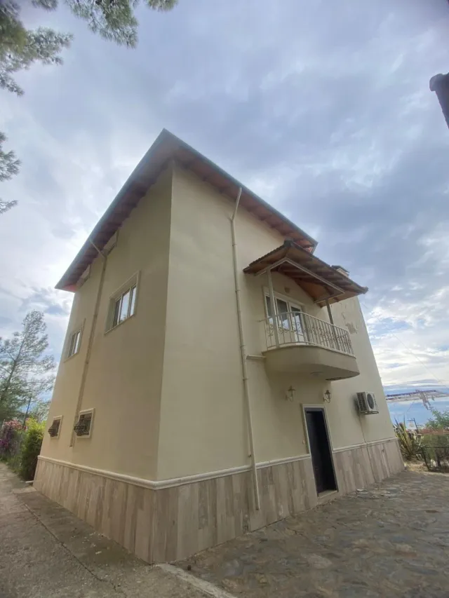 <p>Luxurious view villa in Oba area, Alanya. The villa is detached, large, has 3 floors and is located in the complex. On the territory of the complex there is a large garden with fruit trees, a communal swimming pool, hammam, sauna, parking, security. The villa is surrounded by a coniferous forest and has the best views in the city. From the first floor terrace there is a panoramic view of the entire city, the ancient fortress, the sea, the forest and the mountains. The owner will enjoy the purest healing air and views of nature. Land area - 600 m2<br />
The villa has 3 floors,</p>

<p>1 floor - 1 living room and 1 bedroom<br />
2nd floor 2 bedrooms and 1 living room<br />
3rd floor 1 bedroom and large terrace. 3 bathrooms. The villa needs some renovation.</p>
