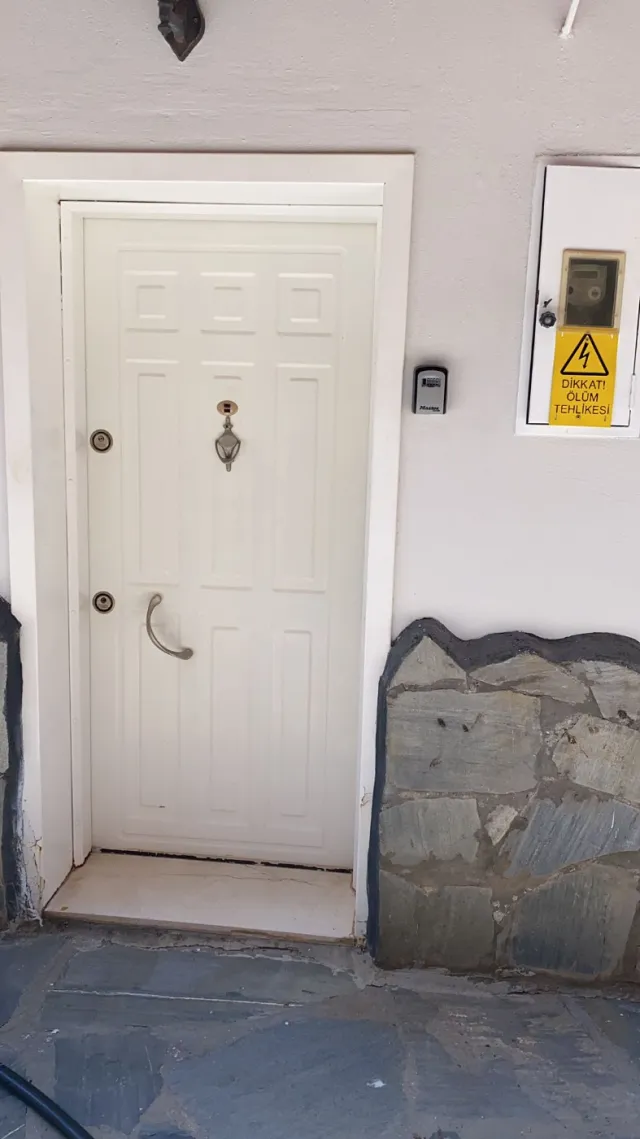 <p>&nbsp;View villa in Oba area, Alanya.</p>

<p>&nbsp;</p>

<p>&nbsp;140 m2<br />
3 bedrooms and kitchen open to living room.<br />
3 WC - 2 with bathroom<br />
single storey<br />
The building is made of reinforced concrete, it is possible to build additional floors on it.</p>
