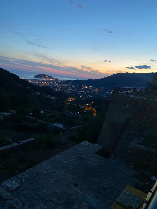 <p>&nbsp;View villa in Oba area, Alanya.</p>

<p>&nbsp;</p>

<p>&nbsp;140 m2<br />
3 bedrooms and kitchen open to living room.<br />
3 WC - 2 with bathroom<br />
single storey<br />
The building is made of reinforced concrete, it is possible to build additional floors on it.</p>
