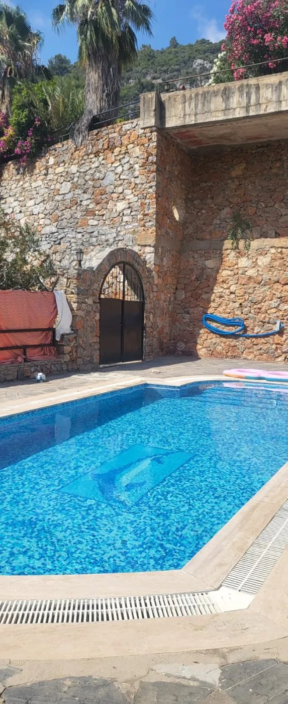 <p>&nbsp;View villa in Oba area, Alanya.</p>

<p>&nbsp;</p>

<p>&nbsp;140 m2<br />
3 bedrooms and kitchen open to living room.<br />
3 WC - 2 with bathroom<br />
single storey<br />
The building is made of reinforced concrete, it is possible to build additional floors on it.</p>
