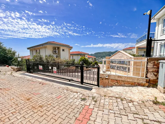<p>3+1 VILLA<br />
Beautiful villa in a complex overlooking the sea and the whole city!<br />
&nbsp;<br />
Bektaş<br />
▪️3+1<br />
▪️2 Kat<br />
▪️180m2<br />
▪️D&ouml;rt cepheye hakim<br />
▪️Denize 7KM<br />
▪️Merkezi Uydu<br />
▪️İnterkom Sistemi<br />
▪️Kapıcı<br />
▪️Havuz<br />
▪️&Ccedil;ocuk Havuzu<br />
▪️Bah&ccedil;e<br />
▪️Sauna<br />
▪️&Ccedil;ocuk Parkı<br />
▪️Generator<br />
▪️Otopark<br />
▪️BBQ</p>
