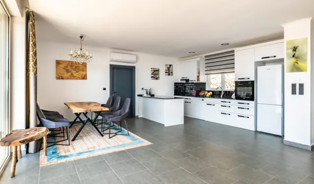 <p>&nbsp;Bungalow villa with panoramic sea views. The sea is in every window, they are panoramic. Spacious 2+1 villa with dressing room, 2 bathrooms, total area 160 m2. The villa has a private swimming pool, parking, garden of 600 m2. The area is open for obtaining a residence permit. Sold without furniture and household appliances. If desired, we help you choose design, furniture, and equipment. The photo shows one of the furnishing options.</p>
