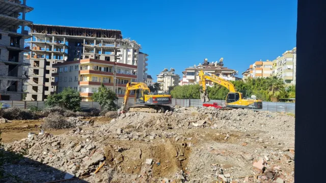<p>Genesis Tower project is located in the palaces district of Alanya. It is 950 meters away from the world-famous Cleopatra beach. Additionally, with its location in the city, all your needs are within walking distance.</p>

<p>While the project construction continues, our flat sales continue.</p>

<p>The Genesis Tower project consists of 2 blocks of 9-storey buildings.</p>

<p>There are flats with 7 different square meters of area. 1+1, 2+1, 2+1 Duplex and 3+1 Duplex flat types are available.</p>

