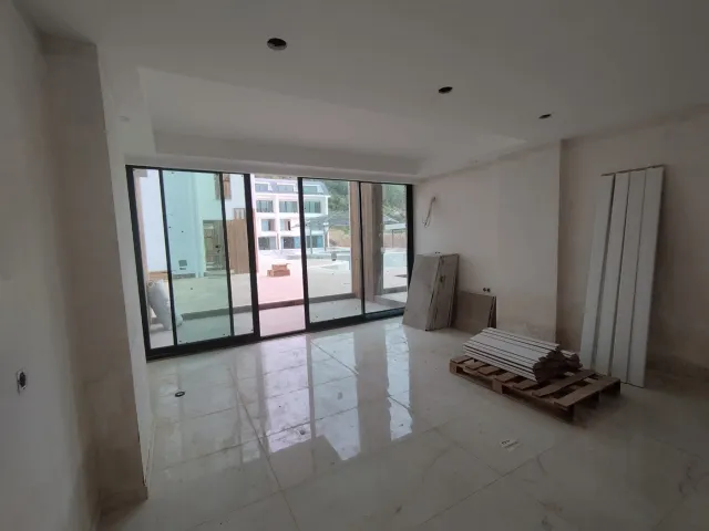 <p>Only&nbsp; 350 m away from sandy beach of Konaklı neighbourhood of Alanya, NEW LEVEL AKROPORA promises a great holiday concept. Located in a position where mostly luxury residences and great hotels exist which makes NEW LEVEL AKROPORA the latest luxury option as a luxury property in the area.</p>

<p>NEW LEVEL AKROPORA consist of 3 blocks of total 36 apartments - each block is only 4 storeys. If you are that one does not like big crowds then this residence will give you the peace and quiet.</p>

<p>The residence offers great on-site facilities fill full every needs for comfort.&nbsp;<br />
<br />
&bull; Open pool<br />
&bull; Heated hot pool<br />
&bull; Gymnastics<br />
&bull; Sauna/Jacuzzi<br />
&bull; Car park<br />
&bull; Lobby<br />
&bull; Play area/kids room<br />
&bull; Cafeteria / pool bar<br />
&bull; 24/7 Security and video surveillance</p>

<p>&nbsp;</p>
