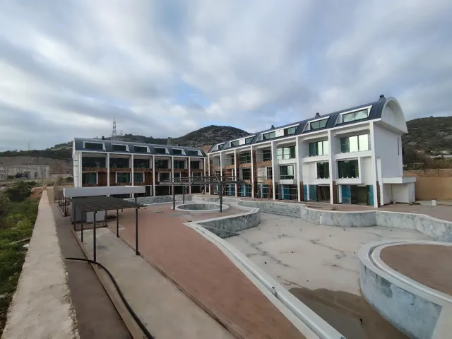 <p>Only&nbsp; 350 m away from sandy beach of Konaklı neighbourhood of Alanya, NEW LEVEL AKROPORA promises a great holiday concept. Located in a position where mostly luxury residences and great hotels exist which makes NEW LEVEL AKROPORA the latest luxury option as a luxury property in the area.</p>

<p>NEW LEVEL AKROPORA consist of 3 blocks of total 36 apartments - each block is only 4 storeys. If you are that one does not like big crowds then this residence will give you the peace and quiet.</p>

<p>The residence offers great on-site facilities fill full every needs for comfort.&nbsp;<br />
<br />
&bull; Open pool<br />
&bull; Heated hot pool<br />
&bull; Gymnastics<br />
&bull; Sauna/Jacuzzi<br />
&bull; Car park<br />
&bull; Lobby<br />
&bull; Play area/kids room<br />
&bull; Cafeteria / pool bar<br />
&bull; 24/7 Security and video surveillance</p>

<p>&nbsp;</p>
