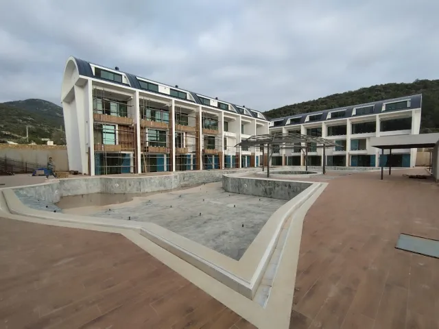 <p>Only&nbsp; 350 m away from sandy beach of Konaklı neighbourhood of Alanya, NEW LEVEL AKROPORA promises a great holiday concept. Located in a position where mostly luxury residences and great hotels exist which makes NEW LEVEL AKROPORA the latest luxury option as a luxury property in the area.</p>

<p>NEW LEVEL AKROPORA consist of 3 blocks of total 36 apartments - each block is only 4 storeys. If you are that one does not like big crowds then this residence will give you the peace and quiet.</p>

<p>The residence offers great on-site facilities fill full every needs for comfort.&nbsp;<br />
<br />
&bull; Open pool<br />
&bull; Heated hot pool<br />
&bull; Gymnastics<br />
&bull; Sauna/Jacuzzi<br />
&bull; Car park<br />
&bull; Lobby<br />
&bull; Play area/kids room<br />
&bull; Cafeteria / pool bar<br />
&bull; 24/7 Security and video surveillance</p>

<p>&nbsp;</p>
