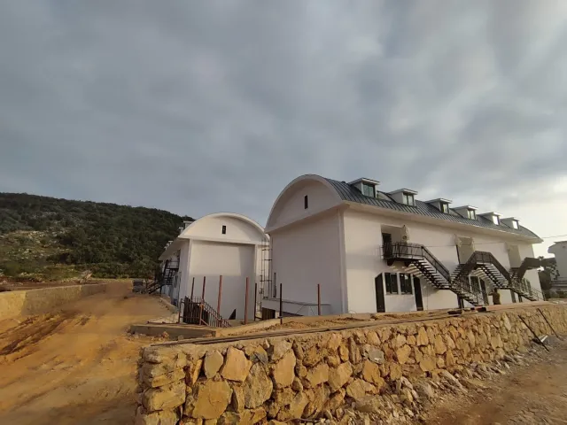 <p>Only&nbsp; 350 m away from sandy beach of Konaklı neighbourhood of Alanya, NEW LEVEL AKROPORA promises a great holiday concept. Located in a position where mostly luxury residences and great hotels exist which makes NEW LEVEL AKROPORA the latest luxury option as a luxury property in the area.</p>

<p>NEW LEVEL AKROPORA consist of 3 blocks of total 36 apartments - each block is only 4 storeys. If you are that one does not like big crowds then this residence will give you the peace and quiet.</p>

<p>The residence offers great on-site facilities fill full every needs for comfort.&nbsp;<br />
<br />
&bull; Open pool<br />
&bull; Heated hot pool<br />
&bull; Gymnastics<br />
&bull; Sauna/Jacuzzi<br />
&bull; Car park<br />
&bull; Lobby<br />
&bull; Play area/kids room<br />
&bull; Cafeteria / pool bar<br />
&bull; 24/7 Security and video surveillance</p>

<p>&nbsp;</p>
